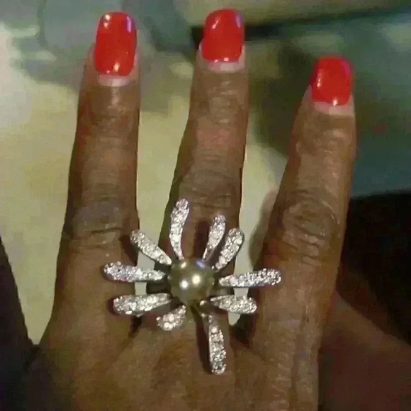 Beautiful silver flower ring sz 7 - Picture 1 of 1